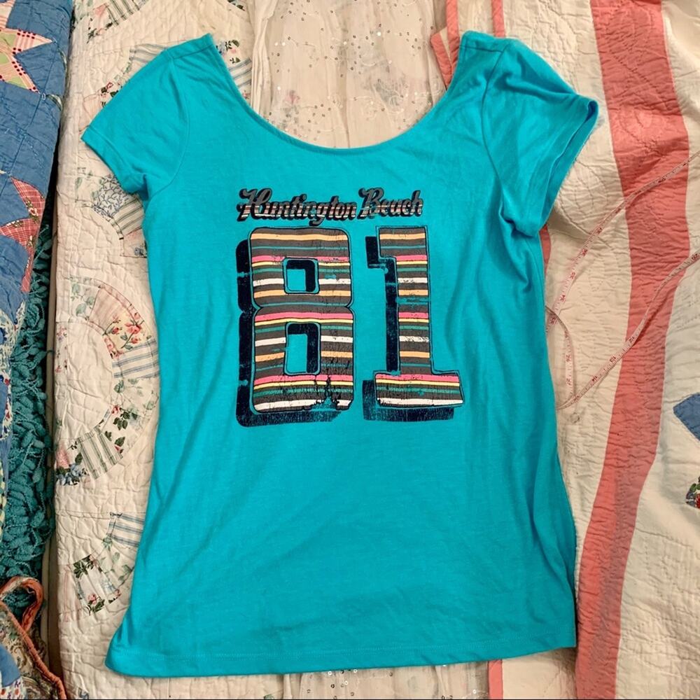 - HANG TEN VINTAGE HUNTINGTON BEACH GRAPHIC TEE S